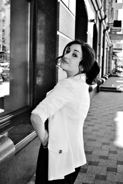 Sokakta gündelik kıyafetlerle gezen modern bir kadın. Süslü poz veren güzel bayan 