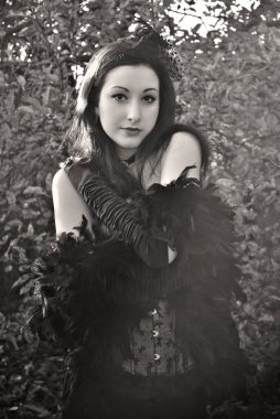 Cadılar Bayramı zamanı, güzel cadı kutluyor. Kostüm ve parti için fikirler, kadın büyücülüğü