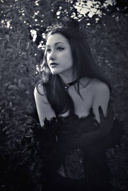 Cadılar Bayramı zamanı, güzel cadı kutluyor. Kostüm ve parti için fikirler, kadın büyücülüğü