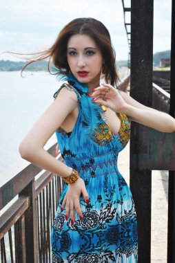 Klasik karışık modaya sahip modern bir kadın. Süslü poz veren güzel bayan