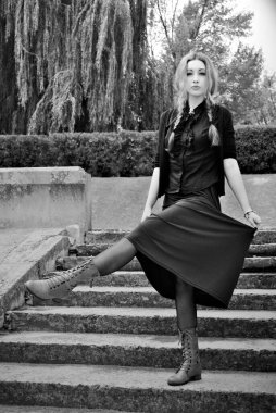 Klasik karışık modaya sahip modern bir kadın. Süslü poz veren güzel bayan 
