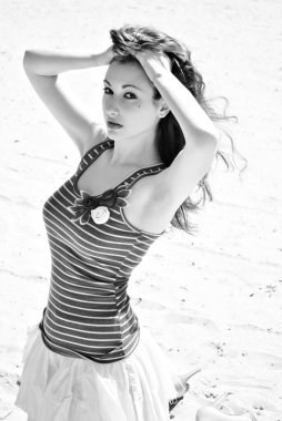 Hanımlar için modaya uygun modern ve klasik karışım tarzı, günlük kıyafetler. 