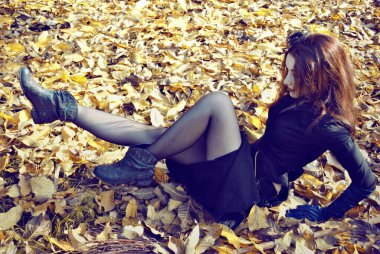 Cadılar Bayramı zamanı, güzel cadı kutluyor. Kostüm ve parti için fikirler, kadın büyücülüğü