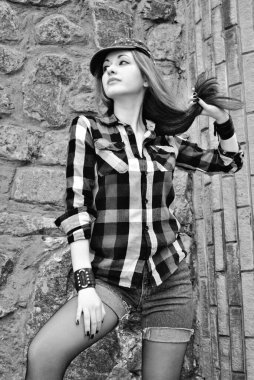 Hanımlar için modaya uygun modern ve klasik karışım tarzı, günlük kıyafetler. 