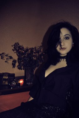 Yurtta kalan basit bir Amerikalı kız öğrenci. Öğrencilerin ve gençlerin hayatları ve evden uzak davranışları. Kendini ve gençlik tarzını bulmak.