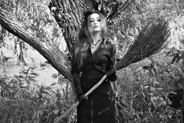 Cadılar Bayramı zamanı, güzel cadı kutluyor. Kostüm ve parti için fikirler, kadın büyücülüğü