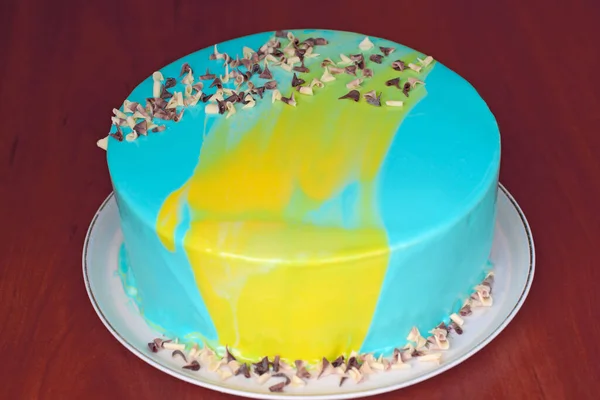 Mavi Sarı Jöleli Yapımı Kek Suflesi Çikolata Parçacıkları Serpiştirilmiş Yapımı — Stok fotoğraf