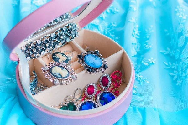 Zarif Bayanlar Için Bir Tabutta Parlak Güzel Mücevherler Aksesuarlar Mücevherler — Stok fotoğraf