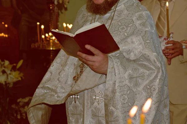 Ksiądz Czyta Kazanie Kościele Chrześcijańskim Świętej Księgi Biblii — Zdjęcie stockowe