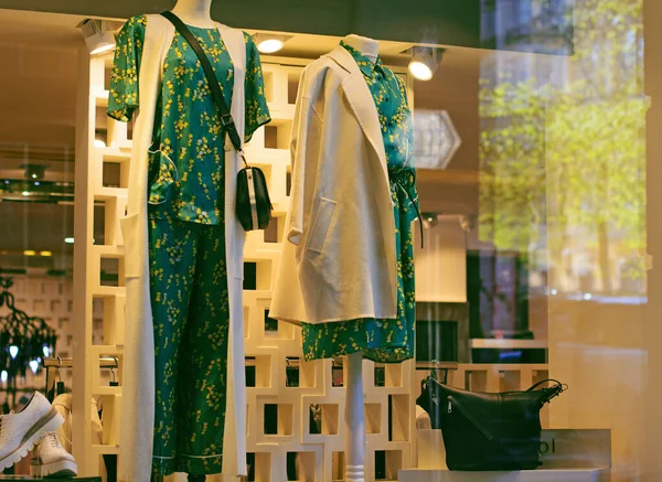 Loja Janela Moda Compras Para Todas Pessoas Tempo Venda — Fotografia de Stock