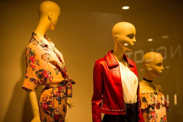 Loja Janela Moda Compras Para Todas Pessoas Tempo Venda — Fotografia de Stock