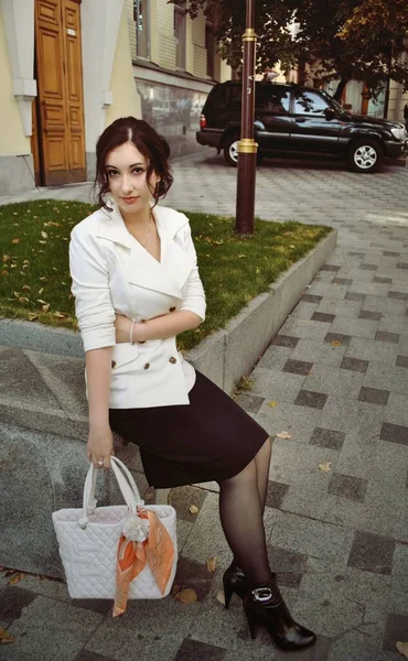 时尚的现代女人在街上随意的混搭风格 漂亮的女士摆出华丽的姿势 — 图库照片