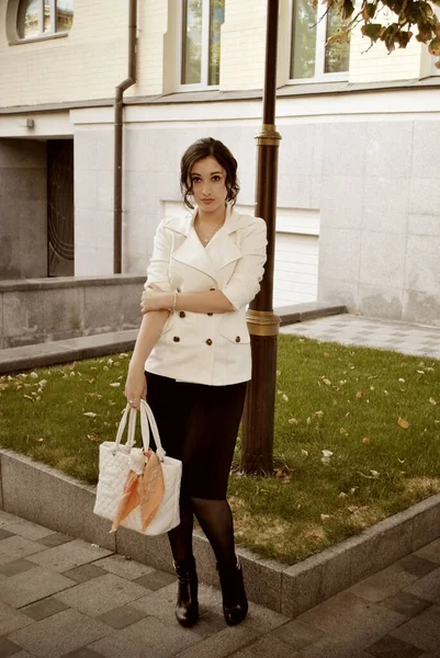 Femme Moderne Mode Dans Style Mélange Décontracté Dans Rue Belle — Photo