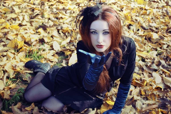 ハロウィーンの時間 美しい魔女を祝う パーティーのための衣装やアイデア 女性の魔女 — ストック写真