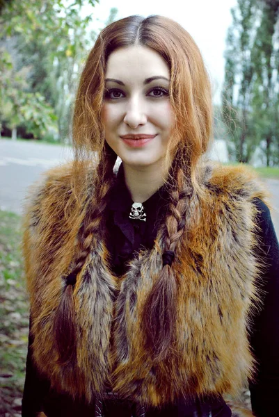 Модний сучасний і вінтажний мікс-стиль для жінок, повсякденний одяг — стокове фото