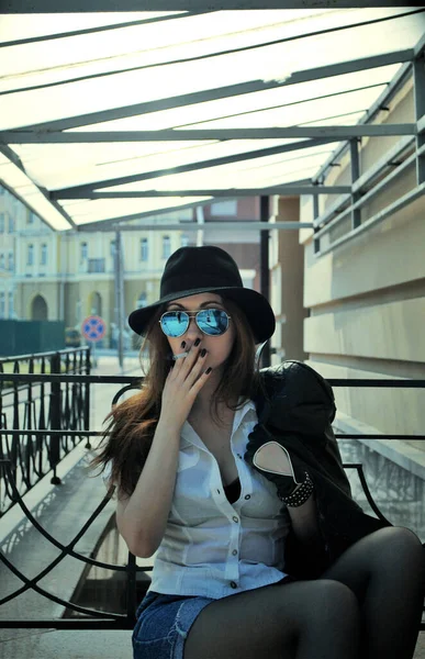 Nikotinin Kadın Sağlığı Görünüşü Üzerindeki Zararlı Etkisi Sigara Içen Orta — Stok fotoğraf