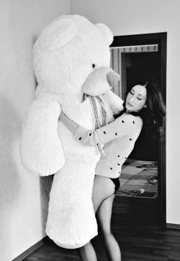 Manikür tırnaklı güzel bir manken kız. Tatil tarzı parıltılı parlak manikür. Elmaslı moda çiviler, moda aksesuarlar. Güzel eller.