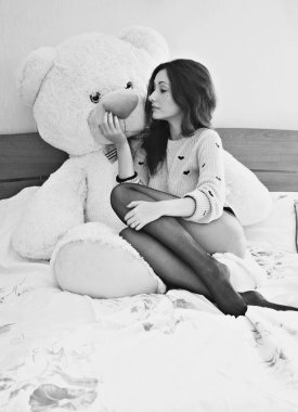 Manikür tırnaklı güzel bir manken kız. Tatil tarzı parıltılı parlak manikür. Elmaslı moda çiviler, moda aksesuarlar. Güzel eller.