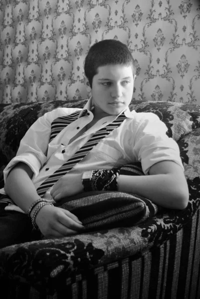 10代の男の人生 若い男の富と経験 スタイリッシュなシャツの若い男の肖像画 — ストック写真