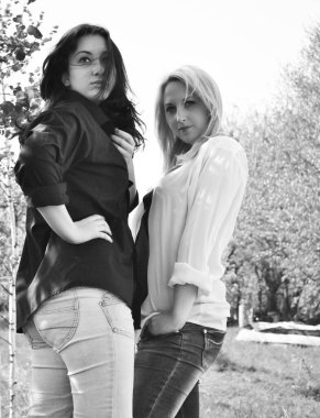 Sokakta birkaç genç kadın, LGBTQ Comunity