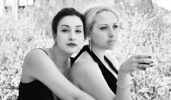 Paar Junger Frauen Auf Der Straße Lgbtq Gemeinschaft — Stockfoto