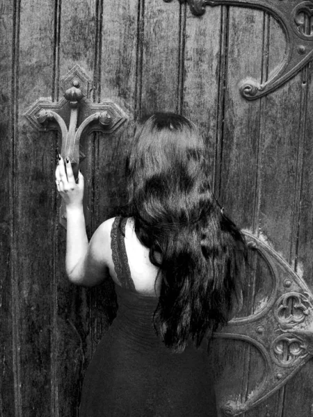 Jeune Femme Gothique Aux Cheveux Longs Automne Autour Ancienne Église — Photo