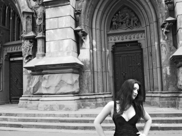 Mujer Joven Gótica Con Pelo Largo Otoño Alrededor Iglesia Europea —  Fotos de Stock