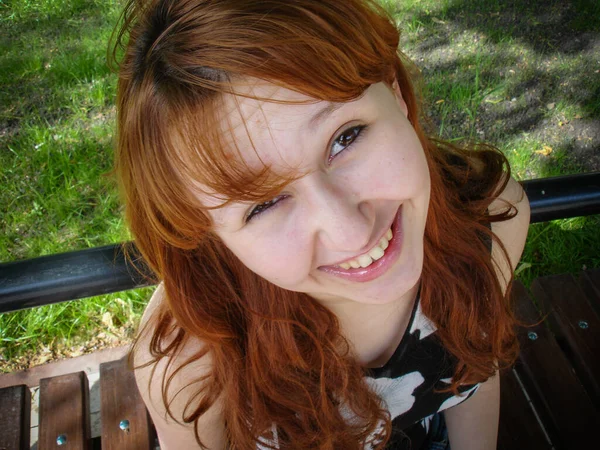 一个普通的普通女孩从美国的高中毕业在公园 有梦想的年轻女人 — 图库照片