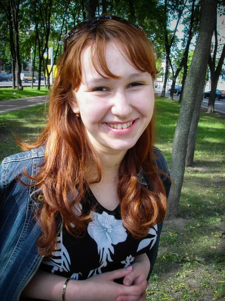 一个普通的普通女孩从美国的高中毕业在公园 有梦想的年轻女人 — 图库照片