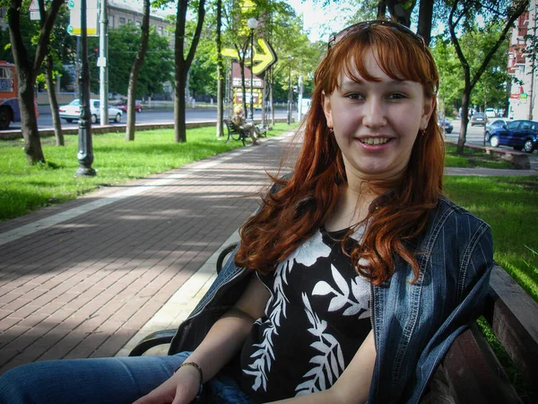 Simple Ordinary Average Girl Graduate American School High School Graduation — Stockfoto