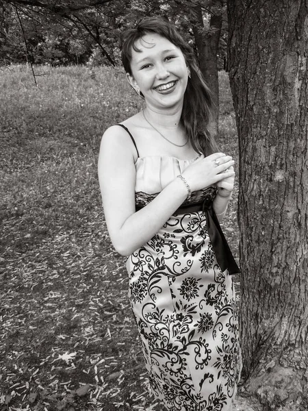 Uma Simples Média Menina Graduado Uma Escola Americana Graduação Parque — Fotografia de Stock