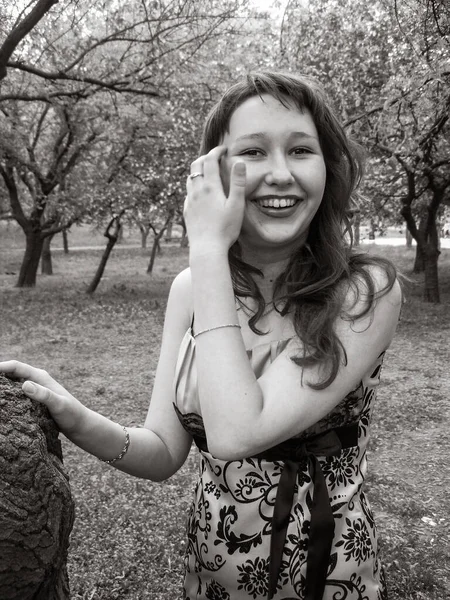 Una Chica Común Corriente Que Gradúa Una Escuela Americana Parque — Foto de Stock