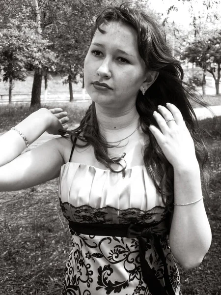 一个普通的普通女孩从美国的高中毕业在公园 一个有梦想的年轻女人具有时尚复古效果的快照 — 图库照片