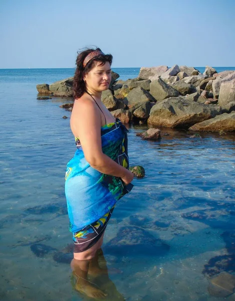 Mulher Americana Mais Tamanho Descansando Praia Início Manhã Apreciando Sol — Fotografia de Stock