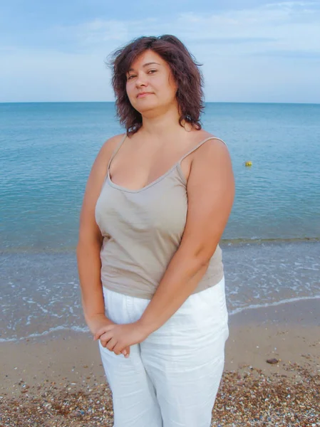 American Woman Size Resting Seashore Early Morning Enjoying Sun Resort — ストック写真
