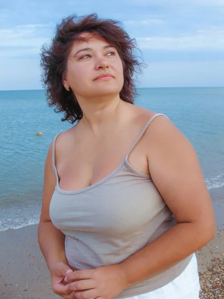 American Woman Size Resting Seashore Early Morning Enjoying Sun Resort — стокове фото