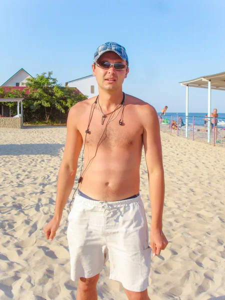 Junger Mann Urlaub Auf See Urlaubskonzept — Stockfoto