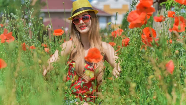 Vibrações Verão Menina Roupas Coloridas Relaxar Dias Quentes Verão — Fotografia de Stock