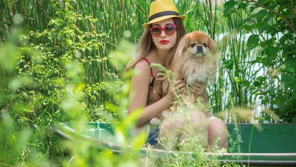 Ambiances Estivales Fille Avec Chien Pékinois Doré Détendre Aux Chaudes — Photo