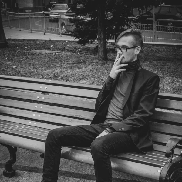 Jeune Homme Promenant Fumant Étudiant Rue Ville Collège Université — Photo