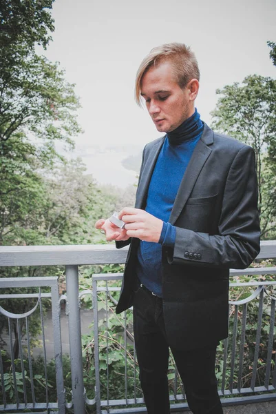 Young Guy Walking Smoking Student City Street College University Lifestyle — Stockfoto