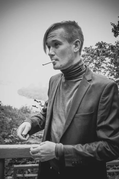 Young Guy Walking Smoking Student City Street College University Lifestyle — Stockfoto