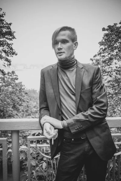 Young Guy Walking Smoking Student City Street College University Lifestyle — Stock Photo, Image