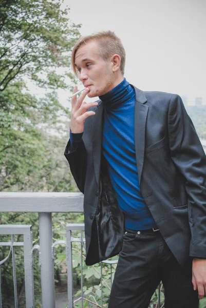 Junger Mann Der Herumläuft Und Raucht Student Der Stadtstraße College — Stockfoto