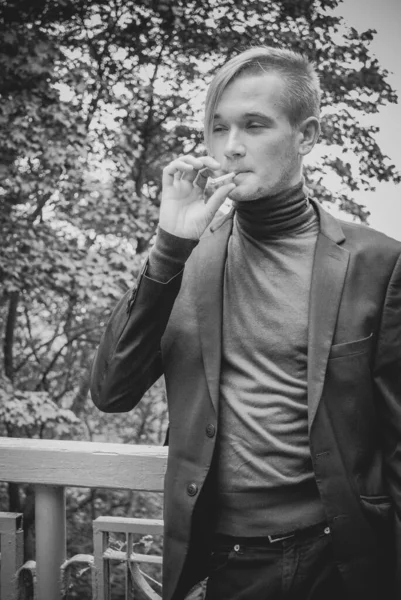 Young Guy Walking Smoking Student City Street College University Lifestyle — Stockfoto