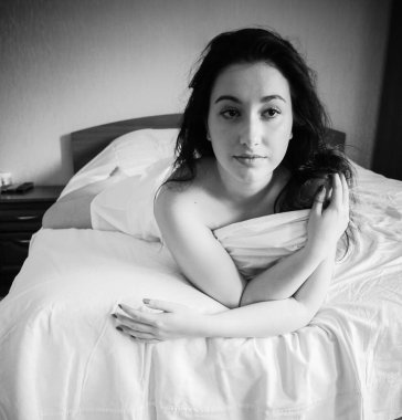 Vücut pozitif konsept, genç artı boy Arap kadın, klasik siyah & beyaz fotoğraf