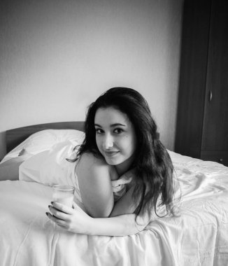 Vücut pozitif konsept, genç artı boy Arap kadın, klasik siyah & beyaz fotoğraf