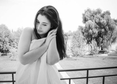 Vücut pozitif konsept, genç artı boy Arap kadın, klasik siyah & beyaz fotoğraf