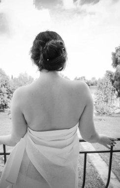 Vücut pozitif konsept, genç artı boy Arap kadın, klasik siyah & beyaz fotoğraf