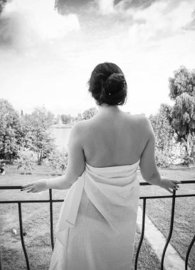 Vücut pozitif konsept, genç artı boy Arap kadın, klasik siyah & beyaz fotoğraf